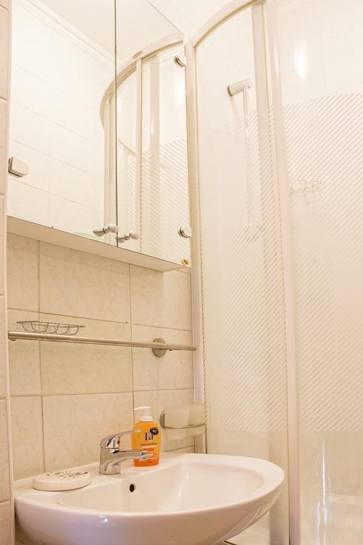 Kyiv Apartment In The City Center On Turgenevskaya Street المظهر الخارجي الصورة